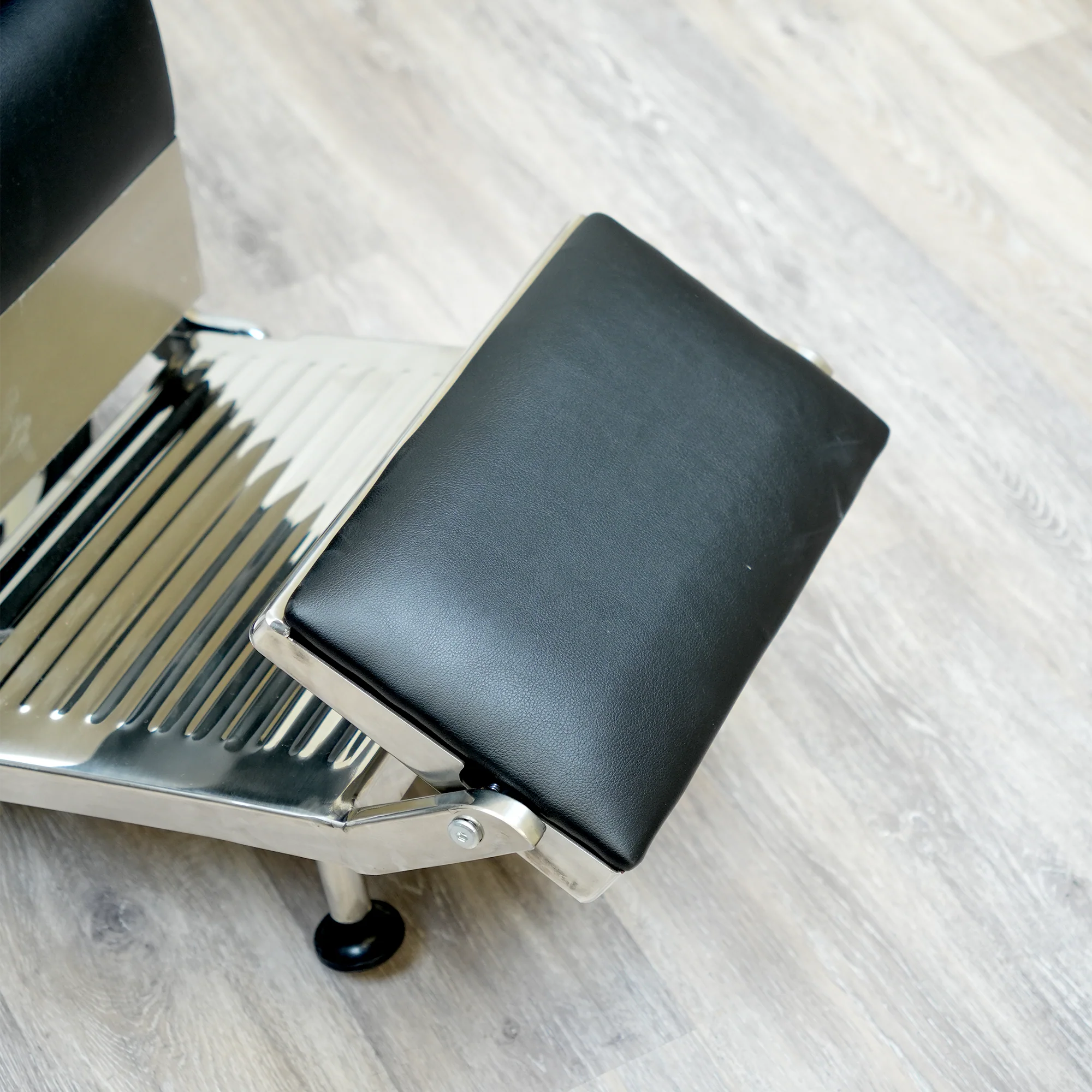 Bursa 2.0 Barber Chair - Premium Black - Image 5